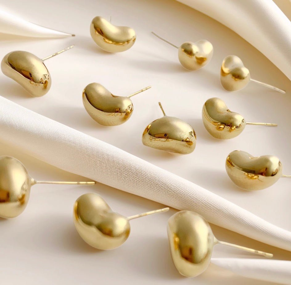 K18YG ぷっくり 豆 スタッドピアス 中空ピアス C 丸いフォルム イエローゴールド 18K 18金 カール - Jewelry Hills Tokyo