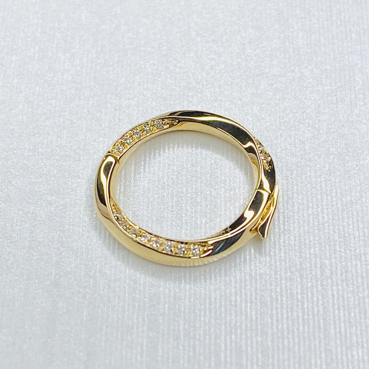 K18YG K18WG クリッカー クラスプ パーツ つなぎ ネックレスパーツ チェーンパーツ ブレスレットパーツ ダイヤモンド クラスプ 留め金具 バチカン チャーム ラウンド ロック付き ツイスト 18K 18金 イエローゴールド ホワイトゴールド - Jewelry Hills Tokyo