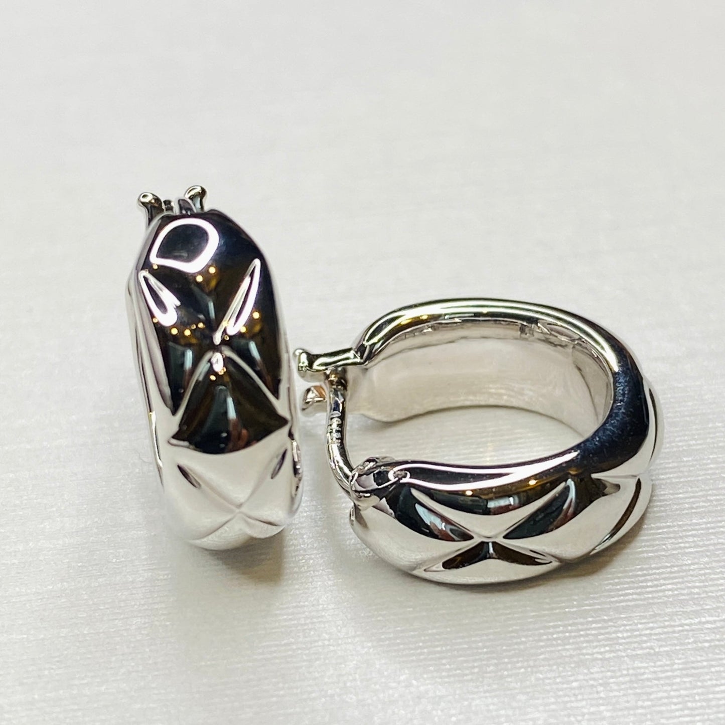 K18YG WG フープピアス 中空ピアス リングピアス イエローゴールド ホワイトゴールド 18金 18K YG 模様 柄 X イタリアンジュエリー - Jewelry Hills Tokyo