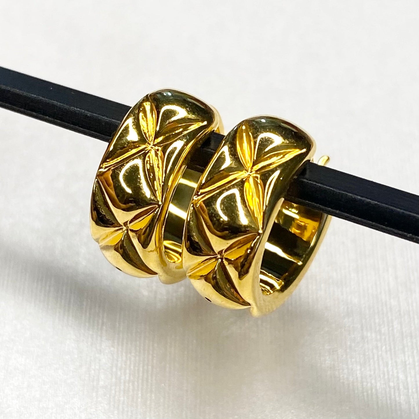 K18YG WG フープピアス 中空ピアス リングピアス イエローゴールド ホワイトゴールド 18金 18K YG 模様 柄 X イタリアンジュエリー - Jewelry Hills Tokyo
