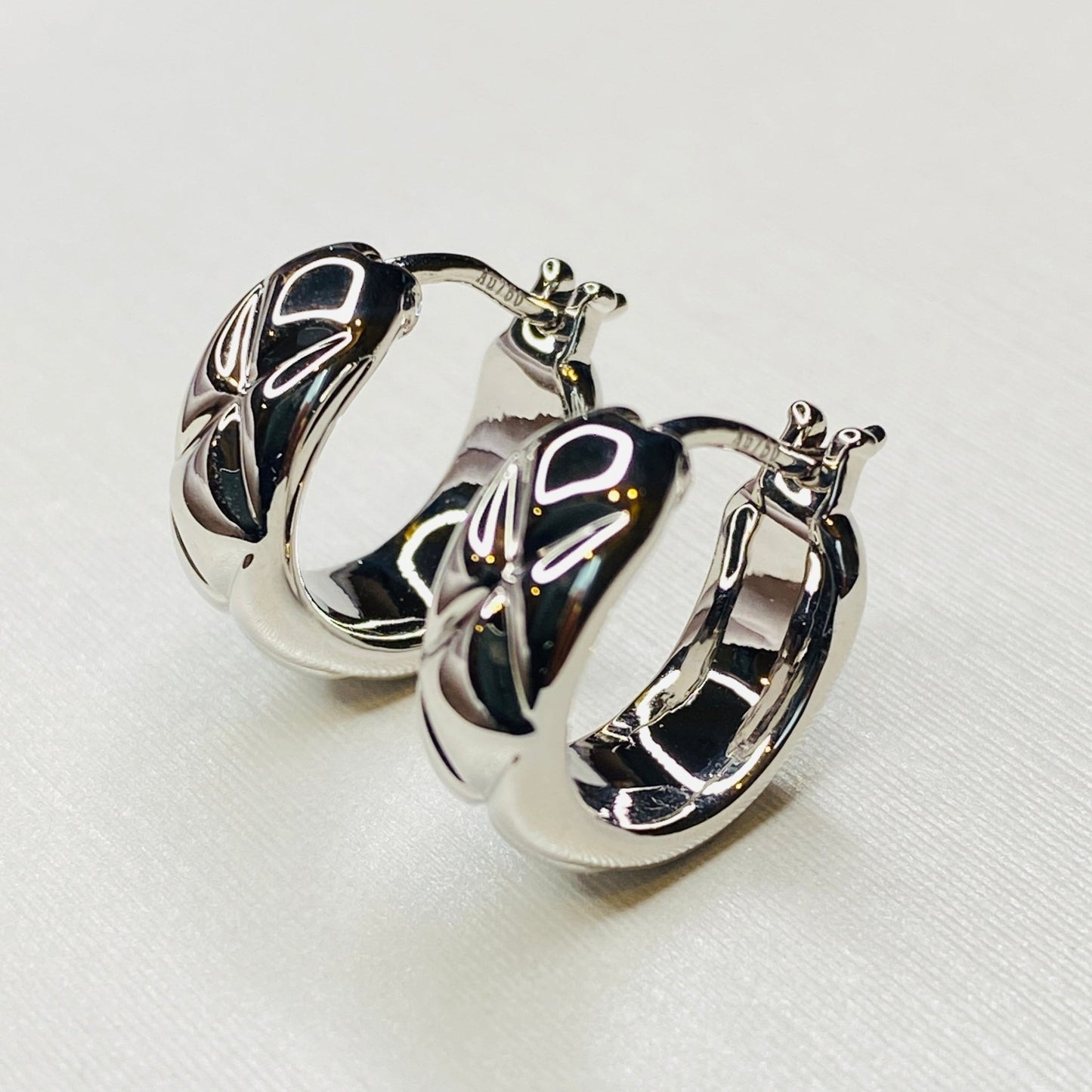 K18YG WG フープピアス 中空ピアス リングピアス イエローゴールド ホワイトゴールド 18金 18K YG 模様 柄 X イタリアンジュエリー - Jewelry Hills Tokyo