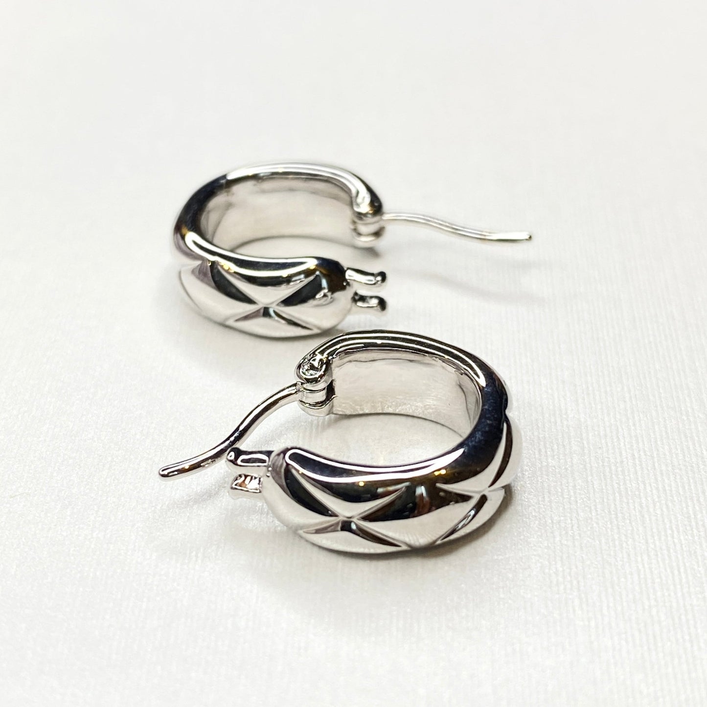 K18YG WG フープピアス 中空ピアス リングピアス イエローゴールド ホワイトゴールド 18金 18K YG 模様 柄 X イタリアンジュエリー - Jewelry Hills Tokyo