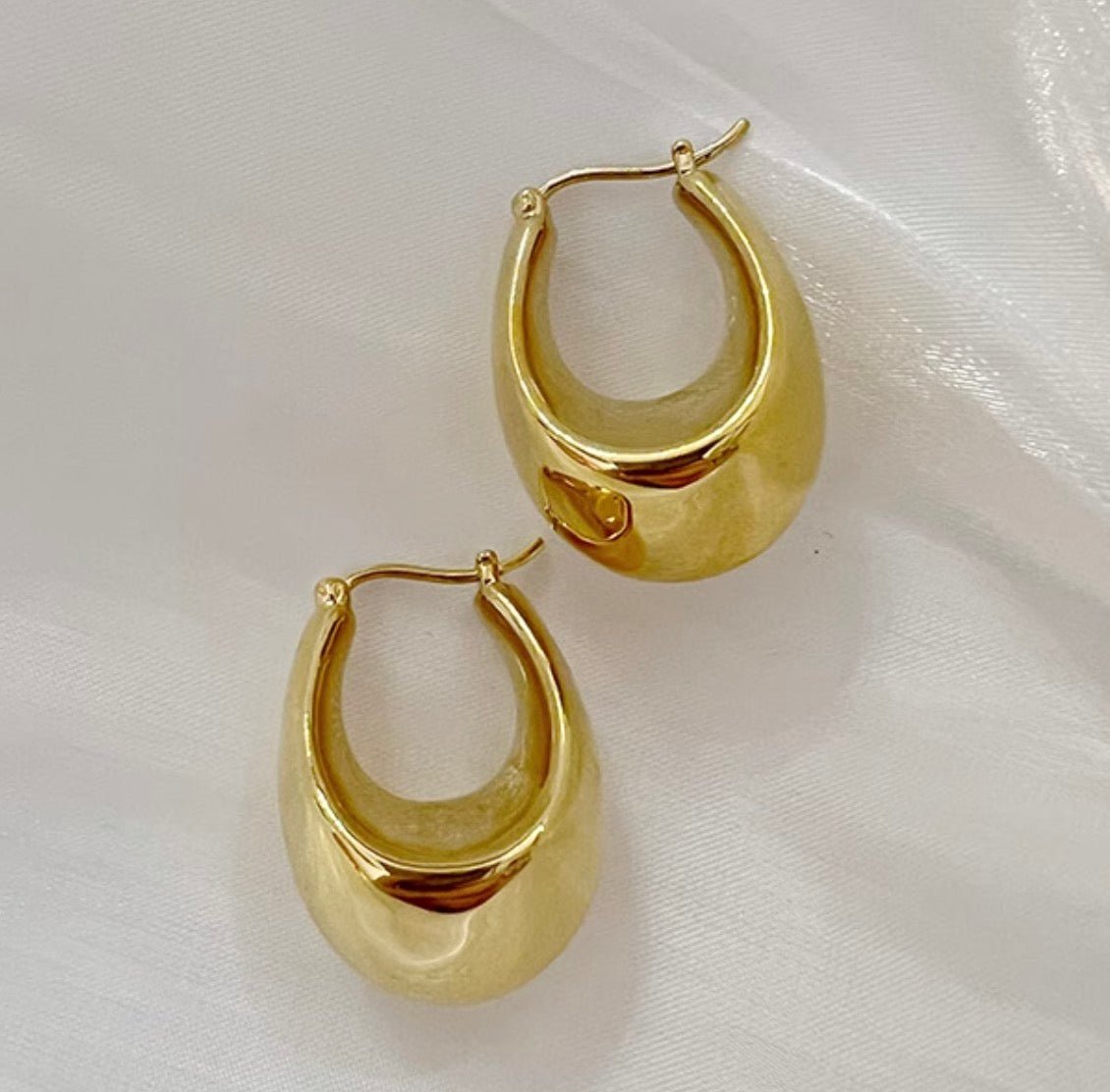 K18YG 中空ピアス ピアス フープピアス リングピアス オーバル YG 中空 K18 イエローゴールド 18K YG 大ぶり ボリューム ぷっくり 大きめ - Jewelry Hills Tokyo