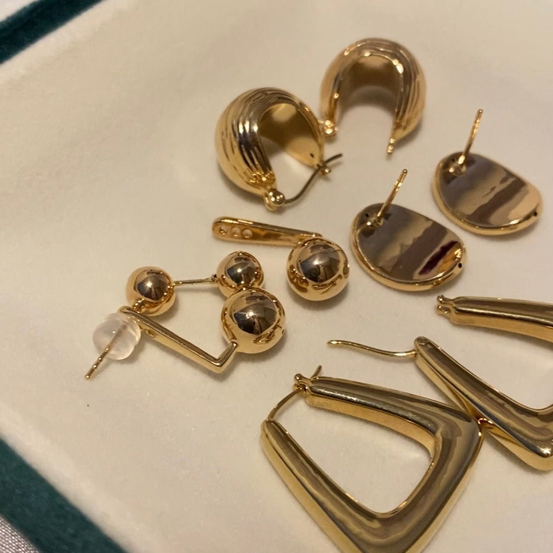 K18YG 中空ピアス ピアス フープピアス リングピアス オーバル YG 中空 K18 イエローゴールド 18K YG 大ぶり ボリューム ぷっくり 大きめ - Jewelry Hills Tokyo