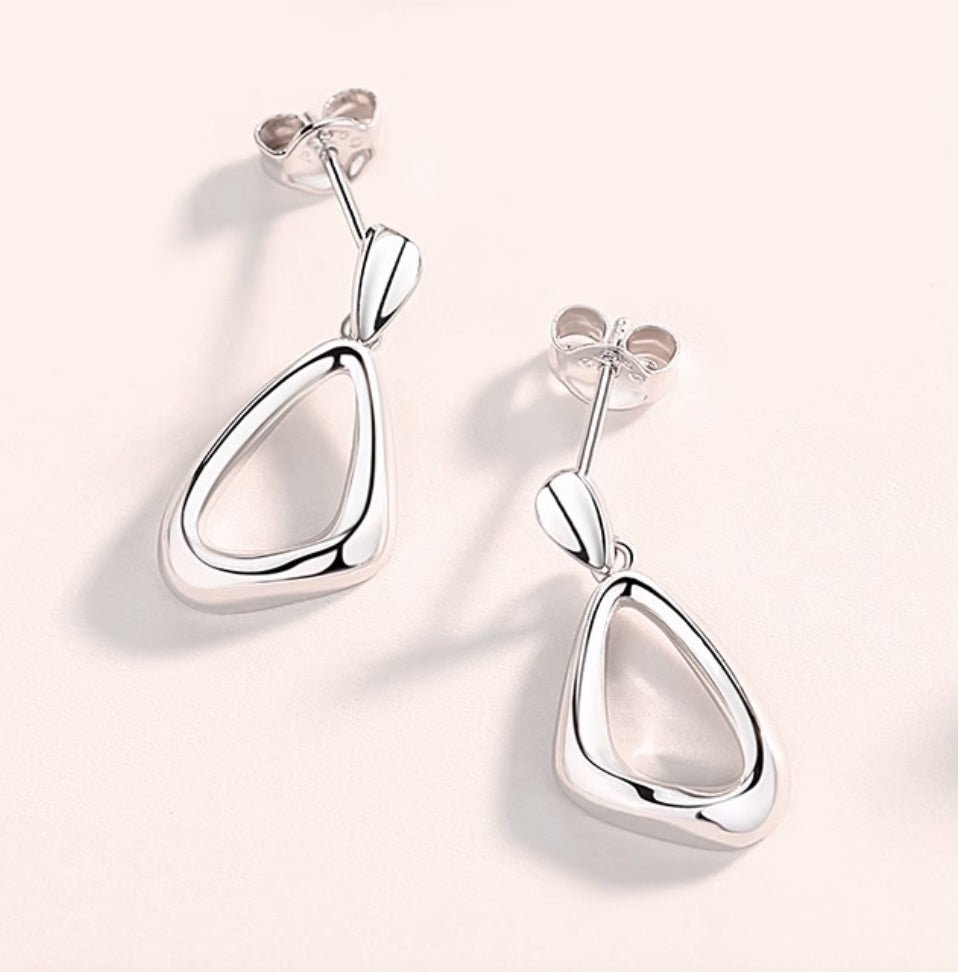 PT950 プラチナ ピアス スタッドピアス トライアングル 三角 シンプル 日常使い オフィス おしゃれ - Jewelry Hills Tokyo