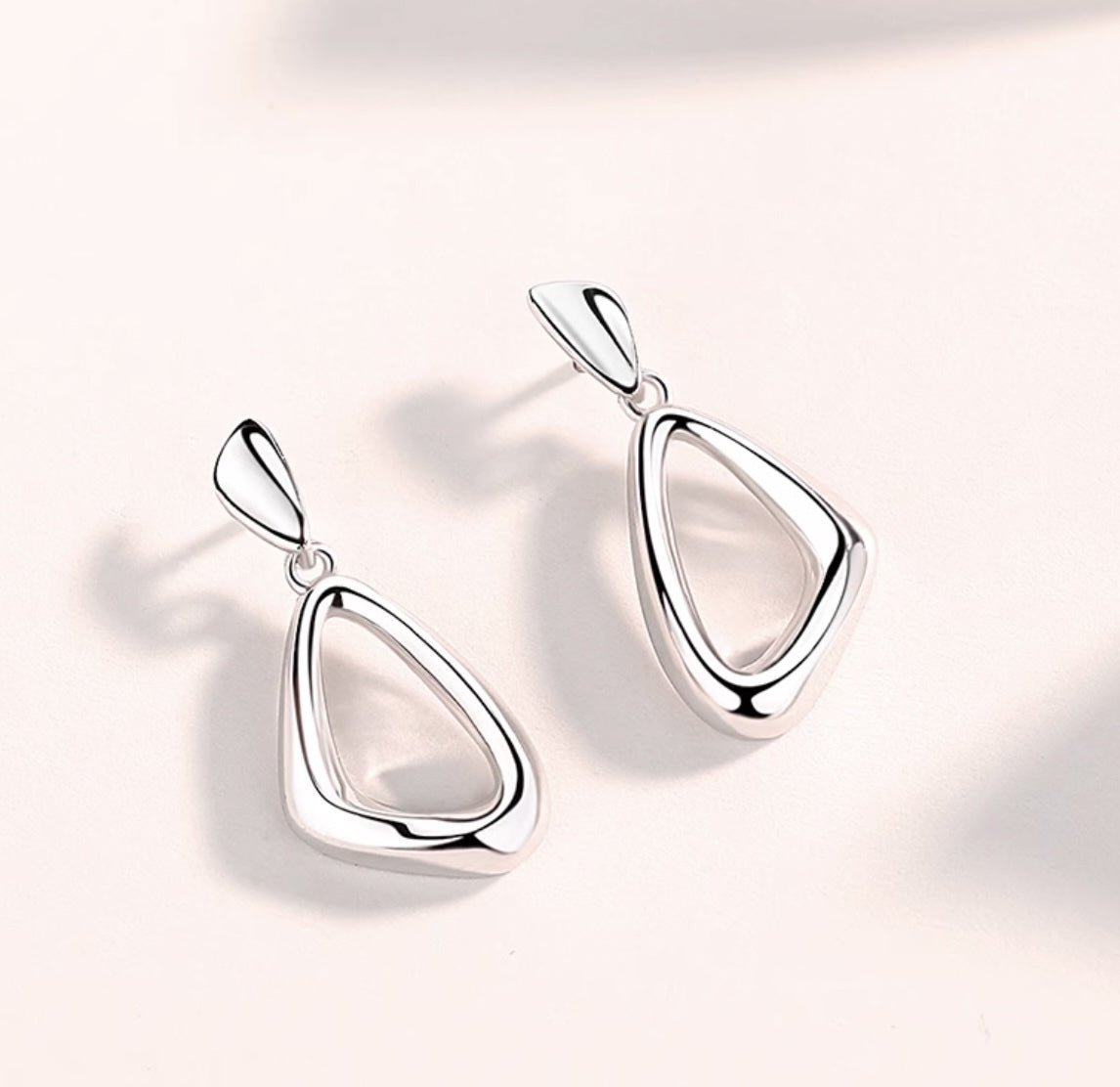 PT950 プラチナ ピアス スタッドピアス トライアングル 三角 シンプル 日常使い オフィス おしゃれ - Jewelry Hills Tokyo