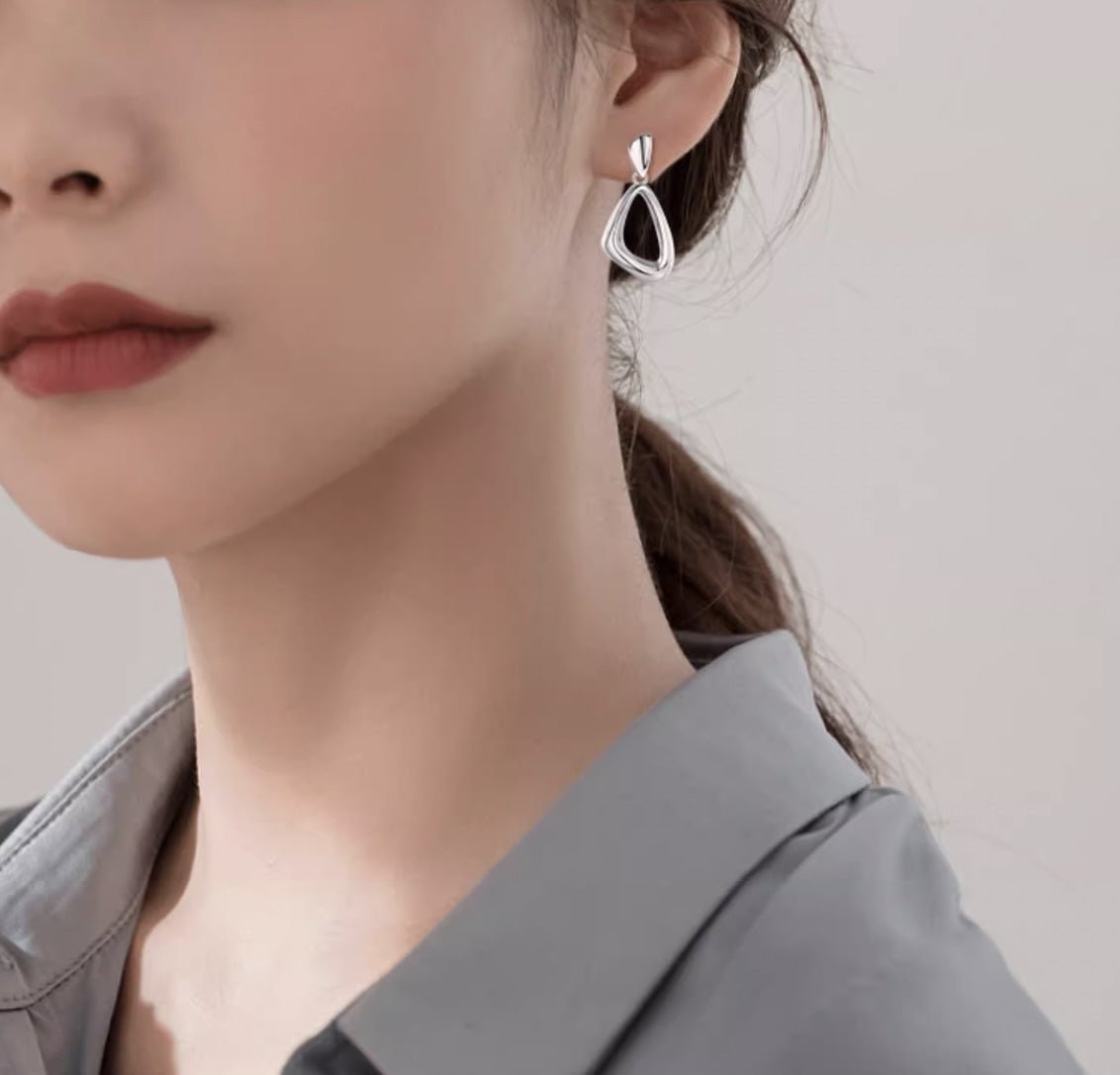 PT950 プラチナ ピアス スタッドピアス トライアングル 三角 シンプル 日常使い オフィス おしゃれ - Jewelry Hills Tokyo