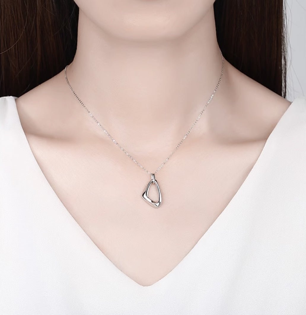 PT950 プラチナ ペンダント ネックレス 日常使い ワンポイント シンプル トライアングル 三角形 - Jewelry Hills Tokyo