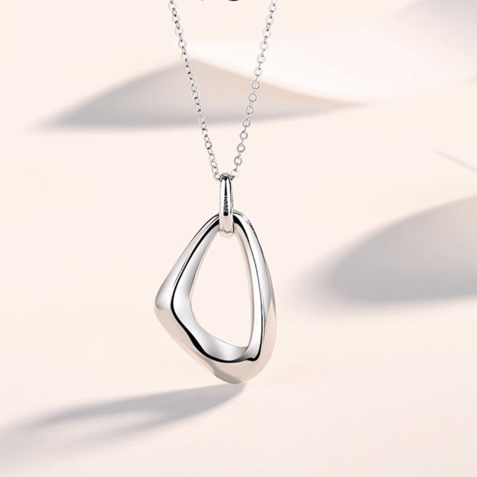 PT950 プラチナ ペンダント ネックレス 日常使い ワンポイント シンプル トライアングル 三角形 - Jewelry Hills Tokyo