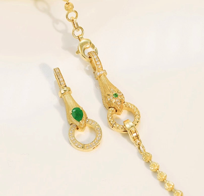 K18YG エメラルド ツァボライト チャーム マルチバチカン 18K イエローゴールド ヘアライン加工 やすり加工 マット加工 ドロップ型 ペンダント バチカン ダイヤモンド 大きめ 花彫