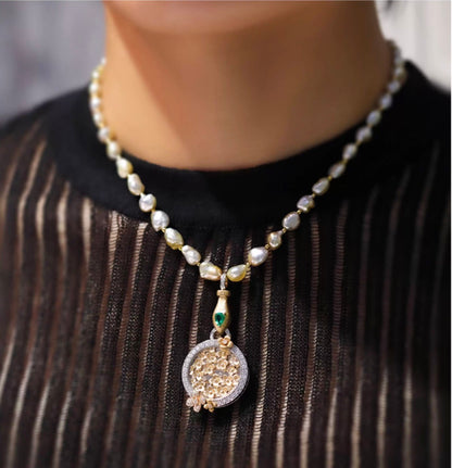 K18YG エメラルド ツァボライト チャーム マルチバチカン 18K イエローゴールド ヘアライン加工 やすり加工 マット加工 ドロップ型 ペンダント バチカン ダイヤモンド 大きめ 花彫