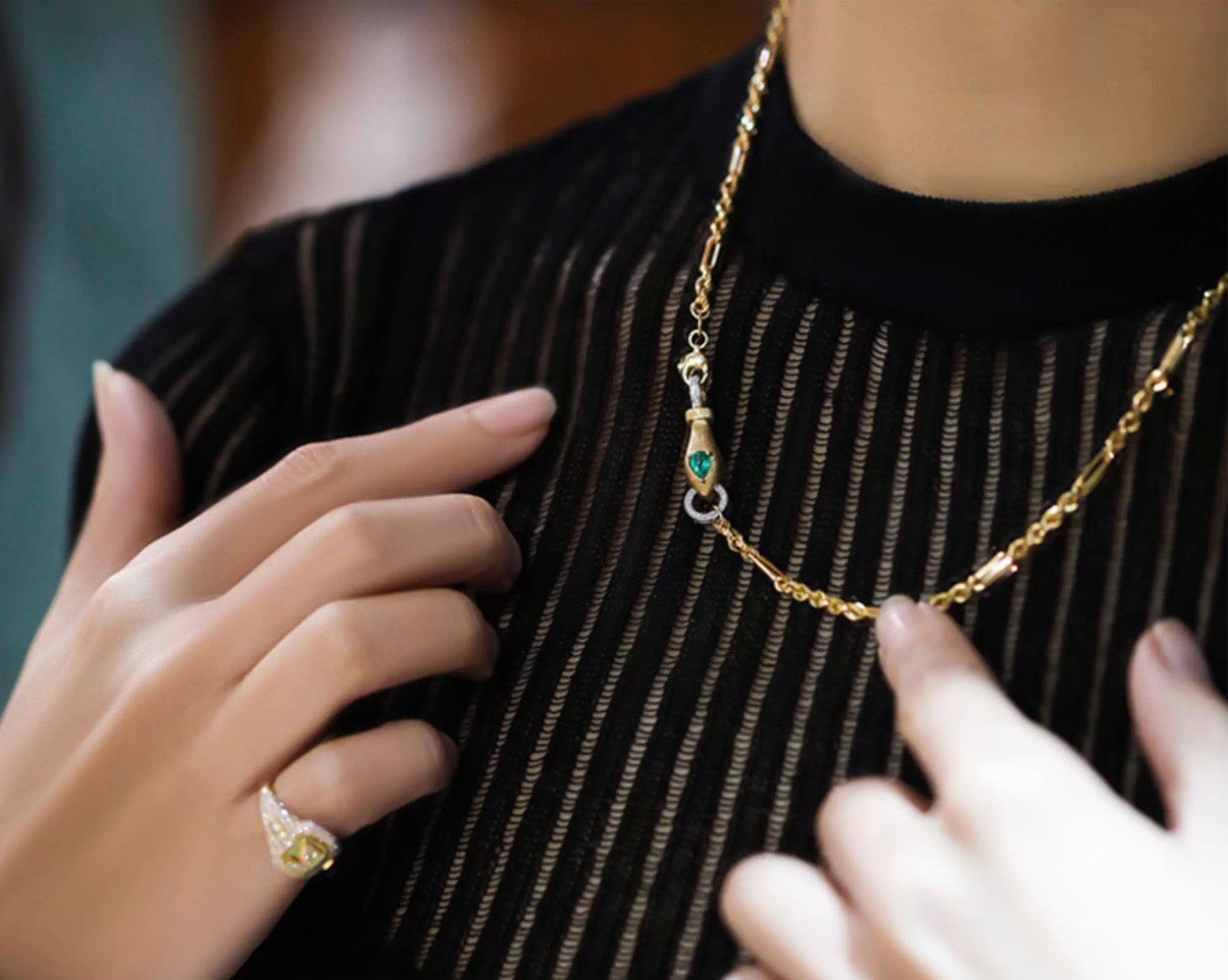 K18YG エメラルド ツァボライト チャーム マルチバチカン 18K イエローゴールド ヘアライン加工 やすり加工 マット加工 ドロップ型 ペンダント バチカン ダイヤモンド 大きめ 花彫