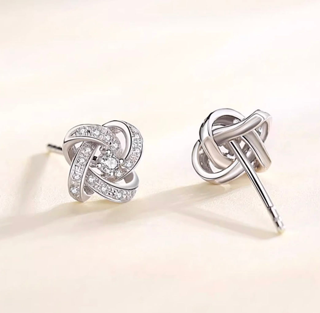 K18YG WG PG 四ツ葉 花 ピアス スタッドピアス ダイヤモンドピアス イエローゴールド ダイヤ クローバー カメリア 18K YG ダイヤモンド