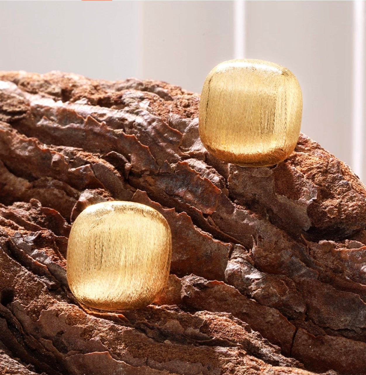 K18YG ピアス スタッドピアス 18K 18金 中空ピアス YG K18 ヘアライン加工 やすり加工 艶消し ヘアライン つや消し 四角形 スクエア 正方形 WG