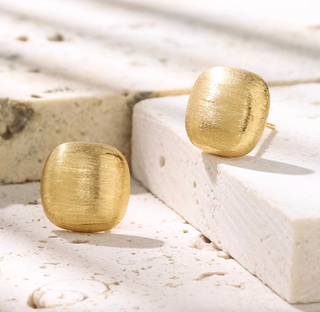 K18YG ピアス スタッドピアス 18K 18金 中空ピアス YG K18 ヘアライン加工 やすり加工 艶消し ヘアライン つや消し 四角形 スクエア 正方形 WG