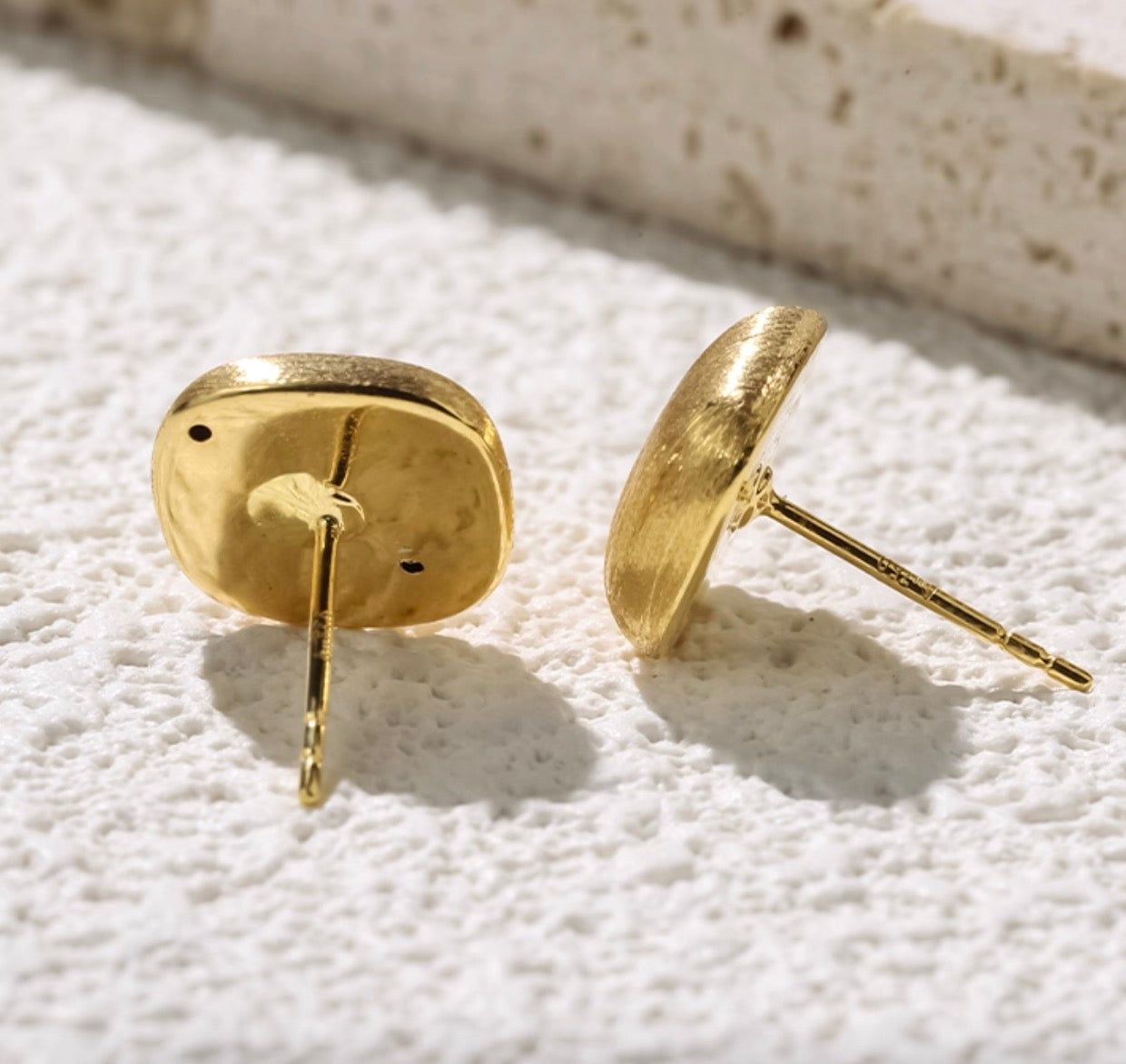 K18YG ピアス スタッドピアス 18K 18金 中空ピアス YG K18 ヘアライン加工 やすり加工 艶消し ヘアライン つや消し 四角形 スクエア 正方形 WG