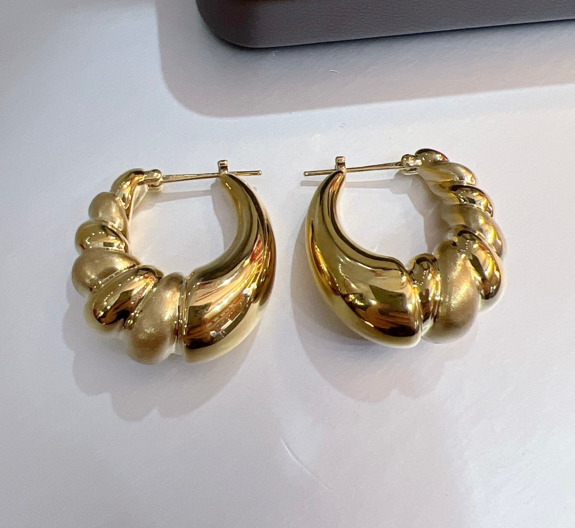 K18YG ピアス リングピアス 18K 中空 YG K18 イエローゴールド 大ぶり ツイスト ロープ ねじり ボリューム ぷっくり 模様 デザインピアス