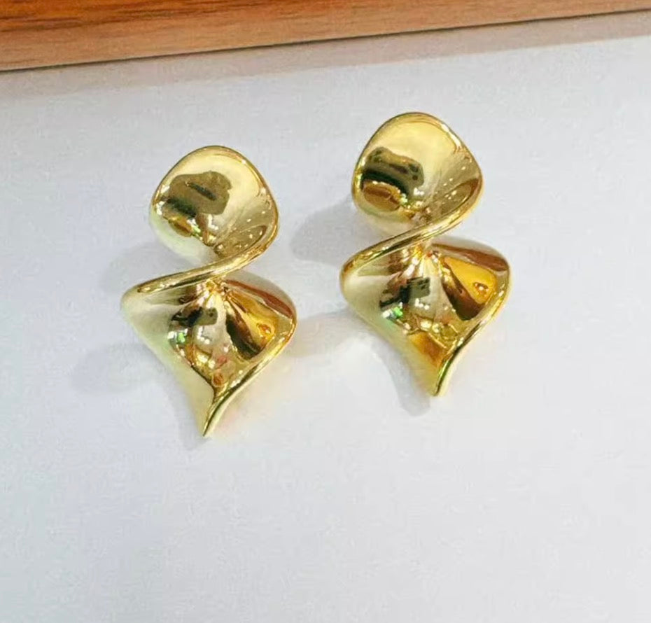 K18YG ピアス スタッドピアス 18K 18金 YG K18 ツイスト イエローゴールド 中空ピアス 中空 デザインピアス 大ぶり 大きめ イタリアン