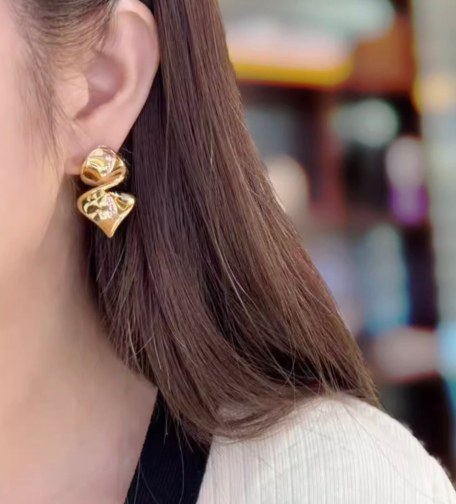 K18YG ピアス スタッドピアス 18K 18金 YG K18 ツイスト イエローゴールド 中空ピアス 中空 デザインピアス 大ぶり 大きめ イタリアン