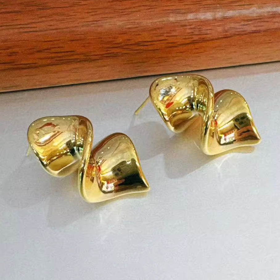 K18YG ピアス スタッドピアス 18K 18金 YG K18 ツイスト イエローゴールド 中空ピアス 中空 デザインピアス 大ぶり 大きめ イタリアン