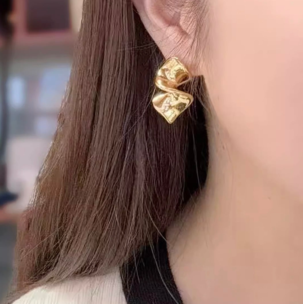 K18YG ピアス スタッドピアス 18K 18金 YG K18 ツイスト イエローゴールド 中空ピアス 中空 デザインピアス 大ぶり 大きめ イタリアン