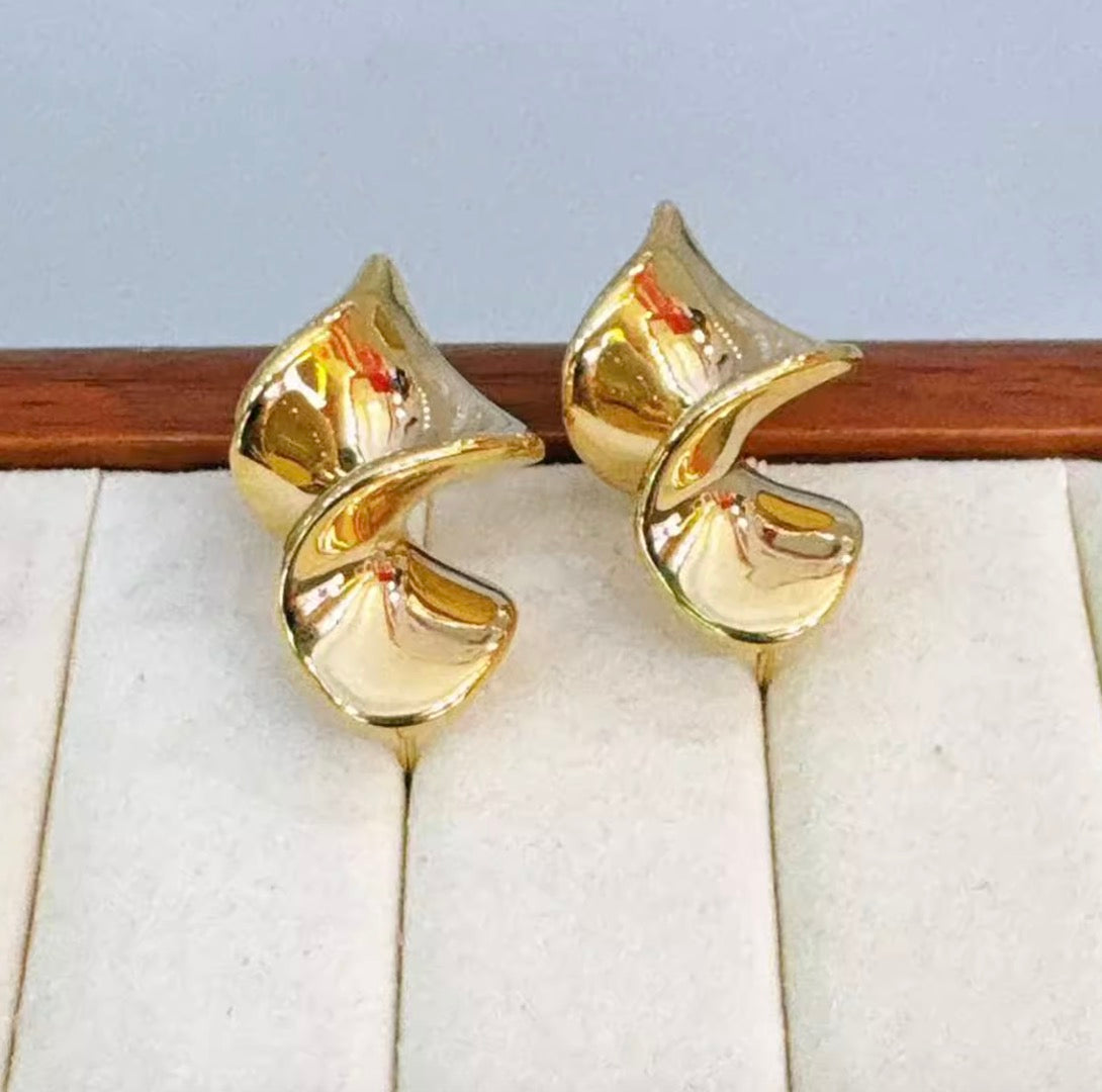 K18YG ピアス スタッドピアス 18K 18金 YG K18 ツイスト イエローゴールド 中空ピアス 中空 デザインピアス 大ぶり 大きめ イタリアン