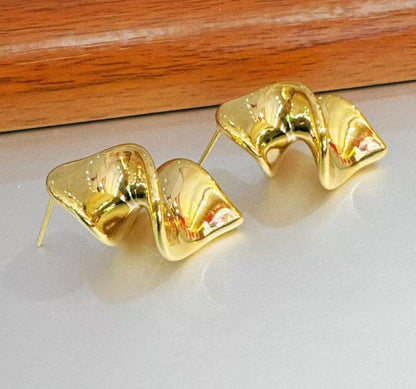 K18YG ピアス スタッドピアス 18K 18金 YG K18 ツイスト イエローゴールド 中空ピアス 中空 デザインピアス 大ぶり 大きめ イタリアン