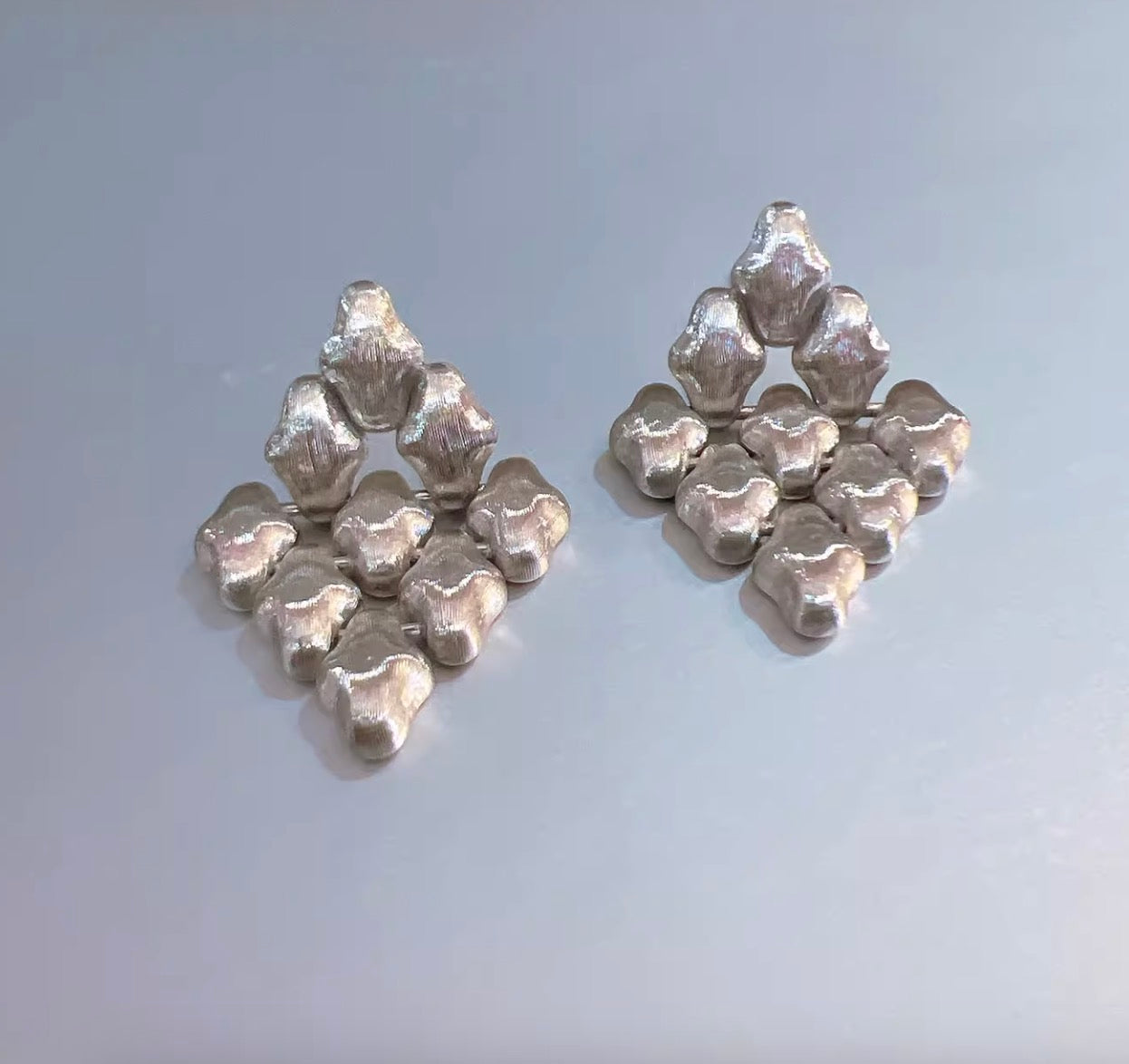 K18YG WG ピアス スタッドピアス 18K 菱形 YG K18 やすり加工 ヘアライン つや消し ホワイトゴールド イエローゴールド 中空ピアス 大ぶり