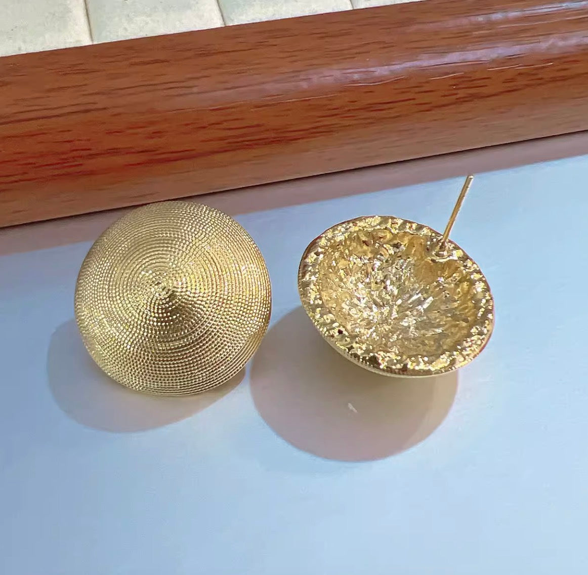 K18YG ピアス スタッドピアス 大ぶり 円形 ラウンド 丸 18K 18金 YG K18 イエローゴールド 中空ピアス 中空 つや消し 艶消し 模様