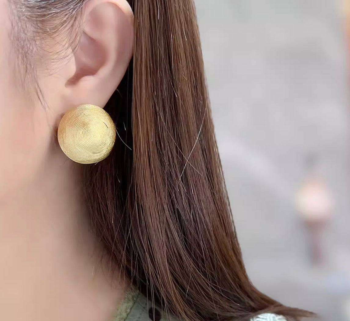 K18YG ピアス スタッドピアス 大ぶり 円形 ラウンド 丸 18K 18金 YG K18 イエローゴールド 中空ピアス 中空 つや消し 艶消し 模様