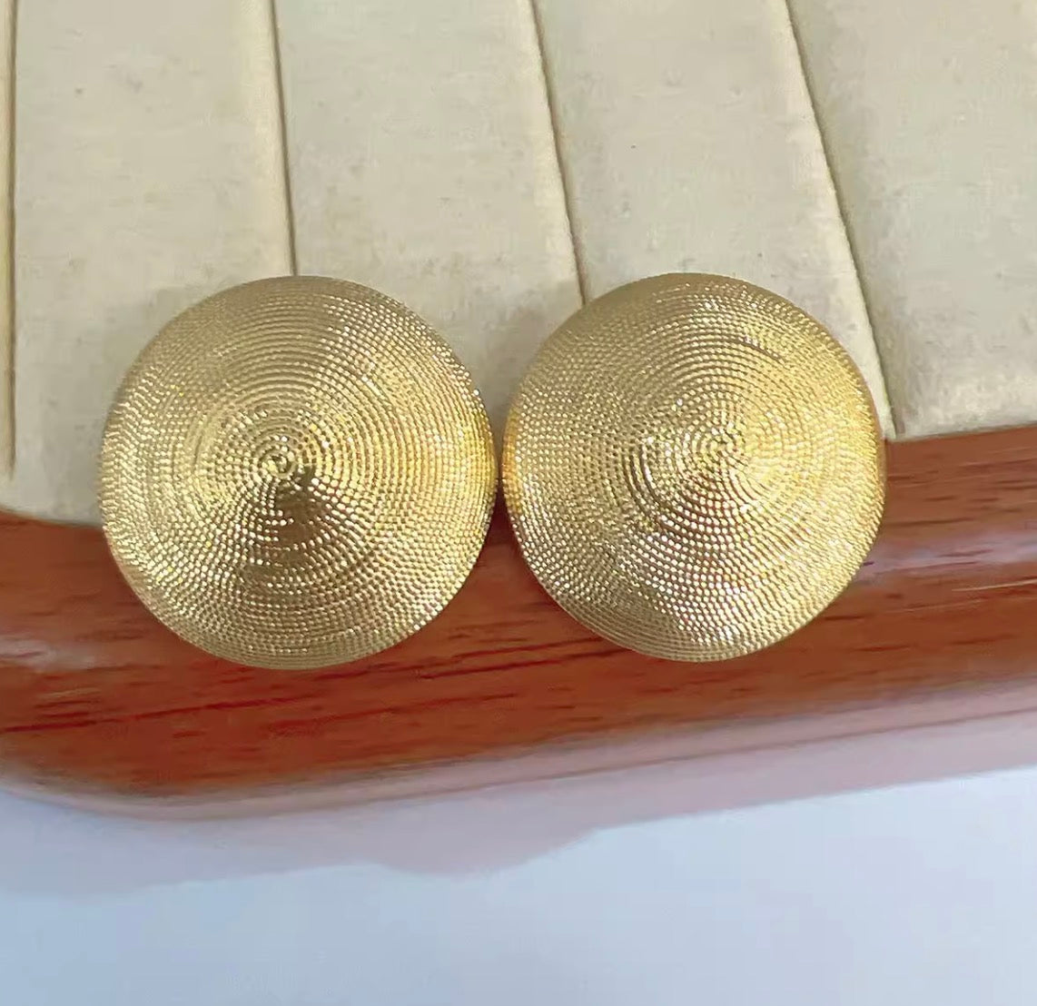 K18YG ピアス スタッドピアス 大ぶり 円形 ラウンド 丸 18K 18金 YG K18 イエローゴールド 中空ピアス 中空 つや消し 艶消し 模様