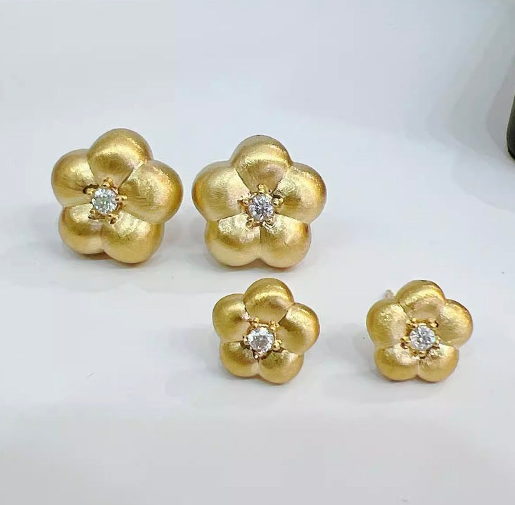 K18YG ピアス 桜 梅 スタッド 花 18k ヘアライン ぷっくり やすり加工 艶消し 可愛い イエローゴールド 中空ピアス