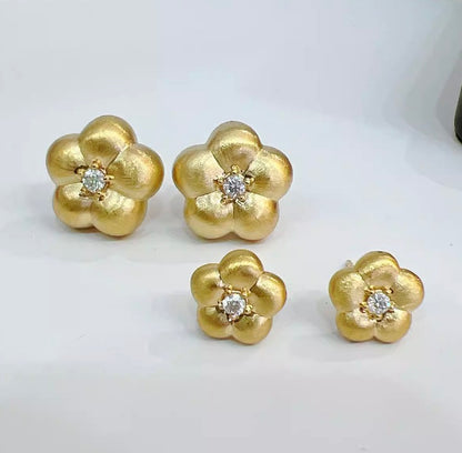 K18YG ピアス 桜 梅 スタッド 花 18k ヘアライン ぷっくり やすり加工 艶消し 可愛い イエローゴールド 中空ピアス