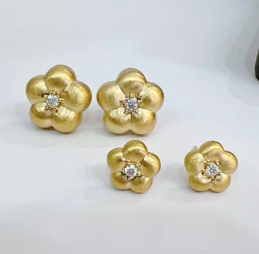 K18YG ピアス 桜 梅 スタッド 花 18k ヘアライン ぷっくり やすり加工 艶消し 可愛い イエローゴールド 中空ピアス