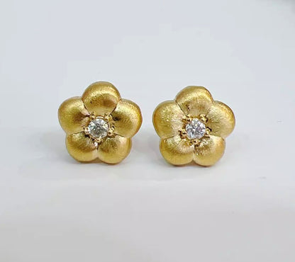 K18YG ピアス 桜 梅 スタッド 花 18k ヘアライン ぷっくり やすり加工 艶消し 可愛い イエローゴールド 中空ピアス