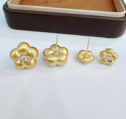 K18YG ピアス 桜 梅 スタッド 花 18k ヘアライン ぷっくり やすり加工 艶消し 可愛い イエローゴールド 中空ピアス