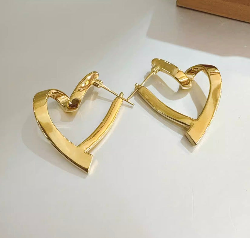 K18YG ピアス フープピアス ハート ツイスト 中空 18k YG 大ぶり 大きい ハートピアス イエローゴールド 中空ピアス