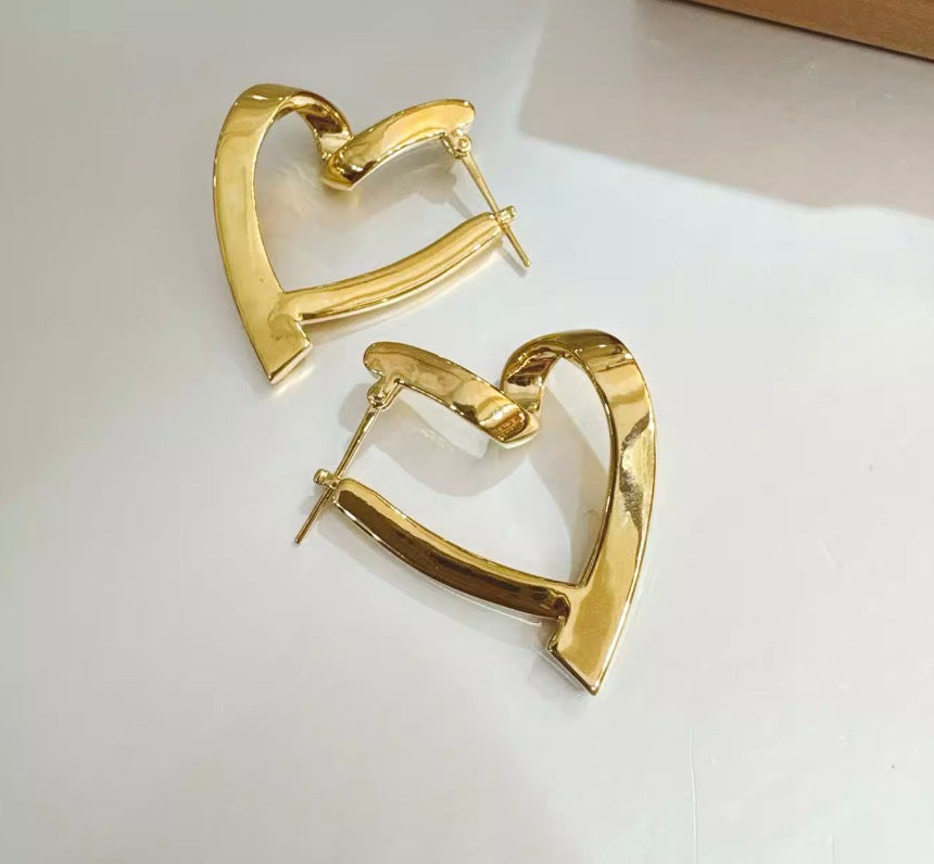 K18YG ピアス フープピアス ハート ツイスト 中空 18k YG 大ぶり 大きい ハートピアス イエローゴールド 中空ピアス