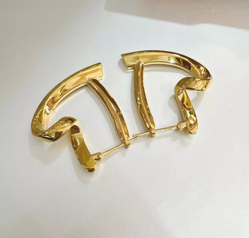 K18YG ピアス フープピアス ハート ツイスト 中空 18k YG 大ぶり 大きい ハートピアス イエローゴールド 中空ピアス