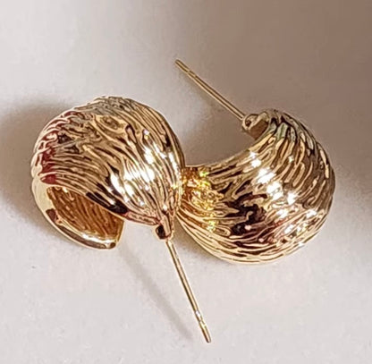 K18YG 中空ピアス 松ぼっくり スタッドピアス  模様 丸い 球体 ピアス