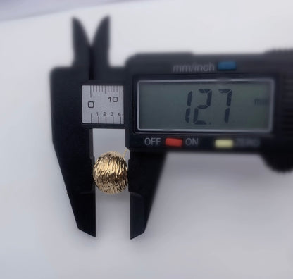 K18YG 中空ピアス 松ぼっくり スタッドピアス  模様 丸い 球体 ピアス