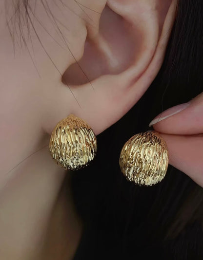 K18YG 中空ピアス 松ぼっくり スタッドピアス  模様 丸い 球体 ピアス