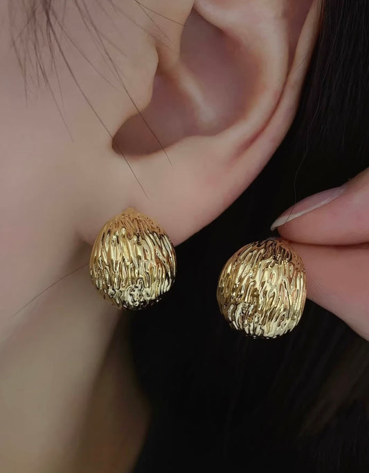 K18YG 中空ピアス 松ぼっくり スタッドピアス  模様 丸い 球体 ピアス