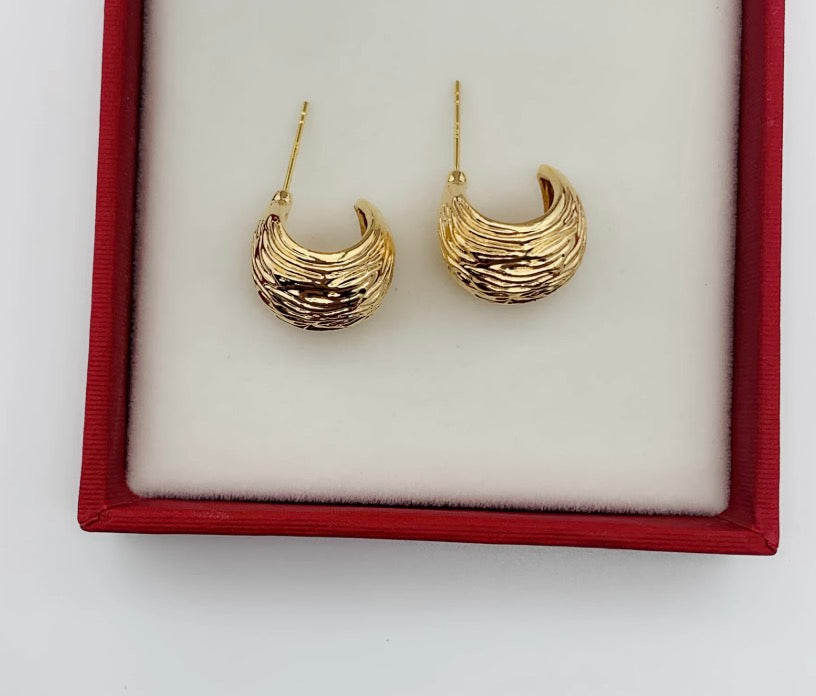 K18YG 中空ピアス 松ぼっくり スタッドピアス  模様 丸い 球体 ピアス