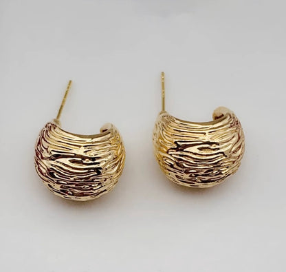 K18YG 中空ピアス 松ぼっくり スタッドピアス  模様 丸い 球体 ピアス