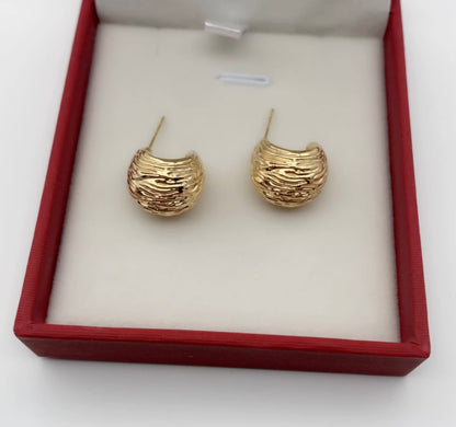 K18YG 中空ピアス 松ぼっくり スタッドピアス  模様 丸い 球体 ピアス