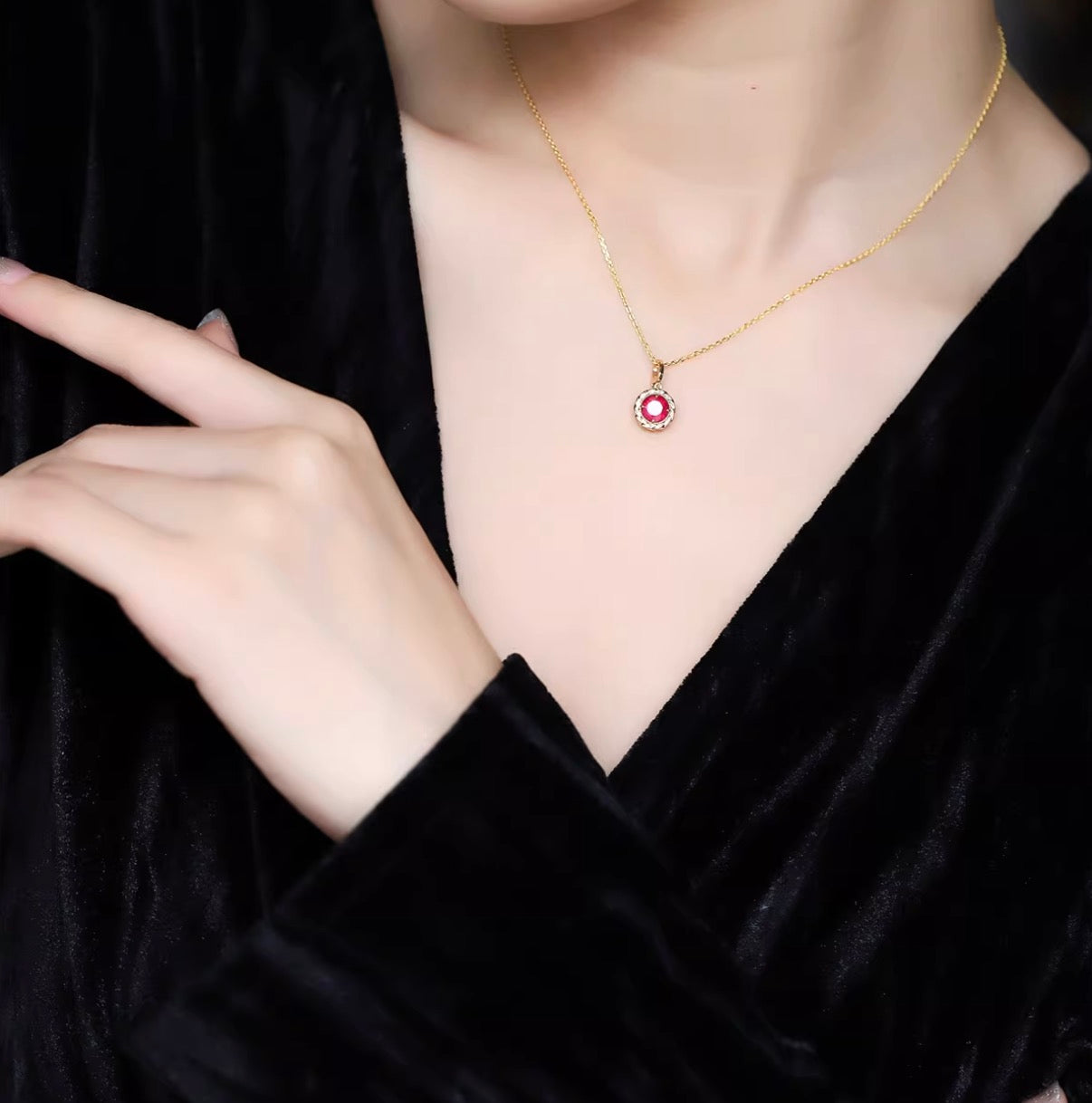 K18YG ピジョンブラッドルビー 1ct ラウンド ペンダント ネックレス 18K YG イエローゴールド チャーム クラスプ バチカン サンフラワー