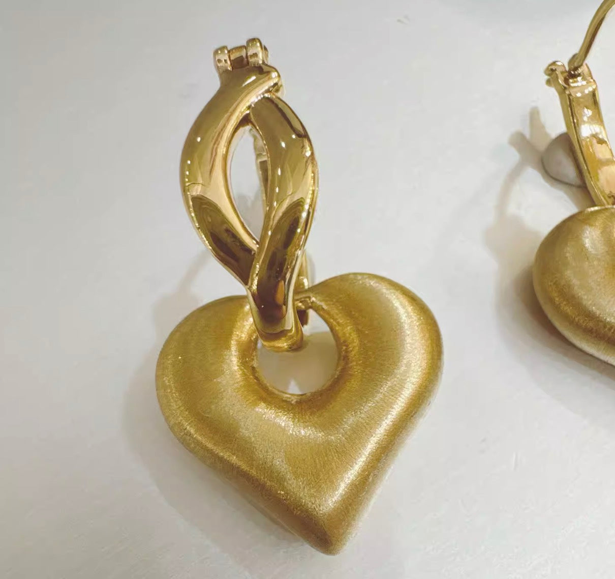 K18YG ハート 2way ピアス 18K ヘアライン 艶消し リングピアス フープ 中空 イエローゴールド やすり加工 18K チャーム 揺れる