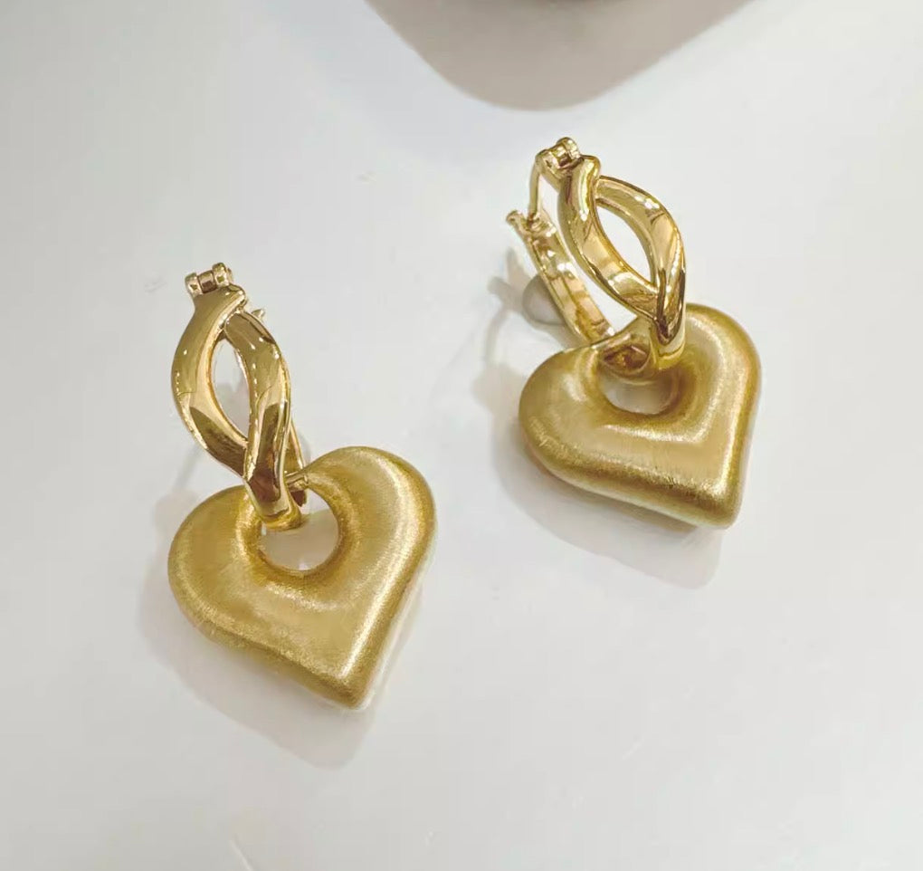 K18YG ハート 2way ピアス 18K ヘアライン 艶消し リングピアス フープ 中空 イエローゴールド やすり加工 18K チャーム 揺れる