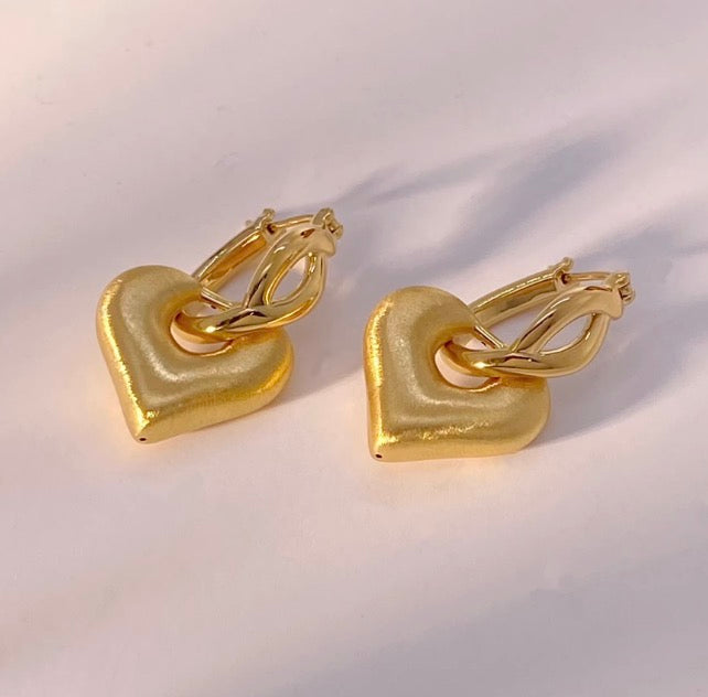 K18YG ハート 2way ピアス 18K ヘアライン 艶消し リングピアス フープ 中空 イエローゴールド やすり加工 18K チャーム 揺れる